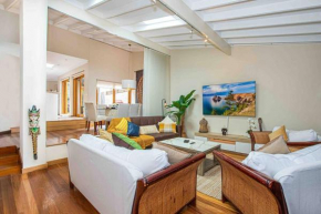 Luxury Retreat Home - 4bed House w/Parking - Mins from CBD Sydney